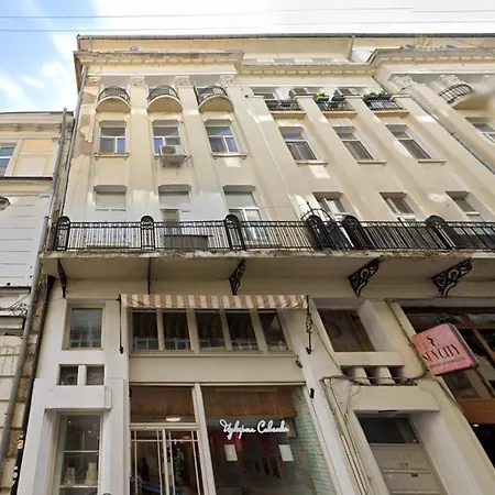 Charming 2bdr In Historic Center With Parking סופיה