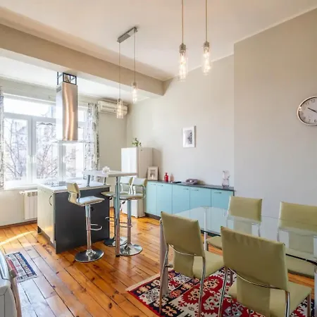 Charming 2bdr In Historic Center With Parking סופיה