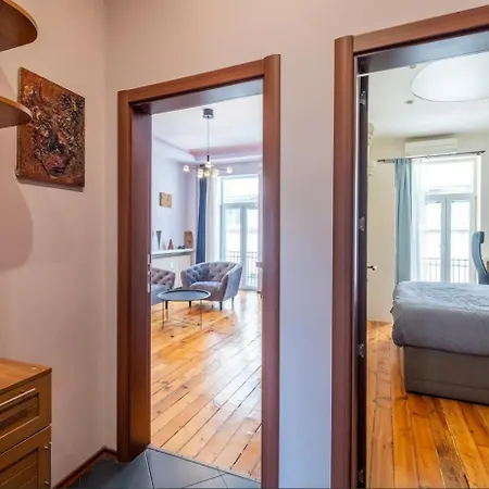 Charming 2bdr In Historic Center With Parking סופיה
