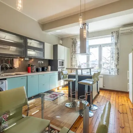 Charming 2bdr In Historic Center With Parking דירה *
